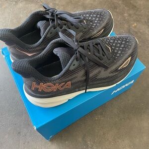 Women’s HOKA Clifton 9 size 7